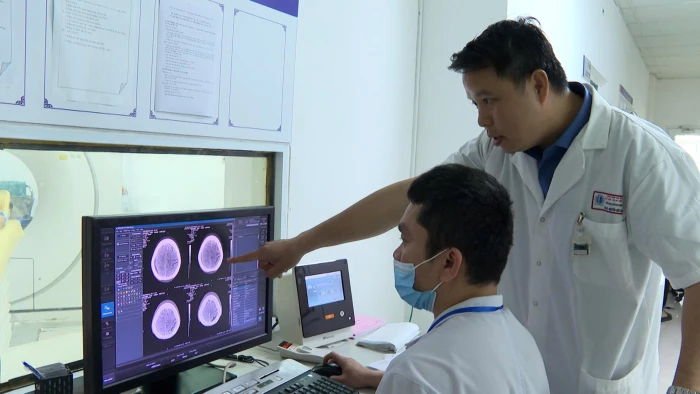 Học tập và làm theo Bác bằng tấm lòng người thầy thuốc