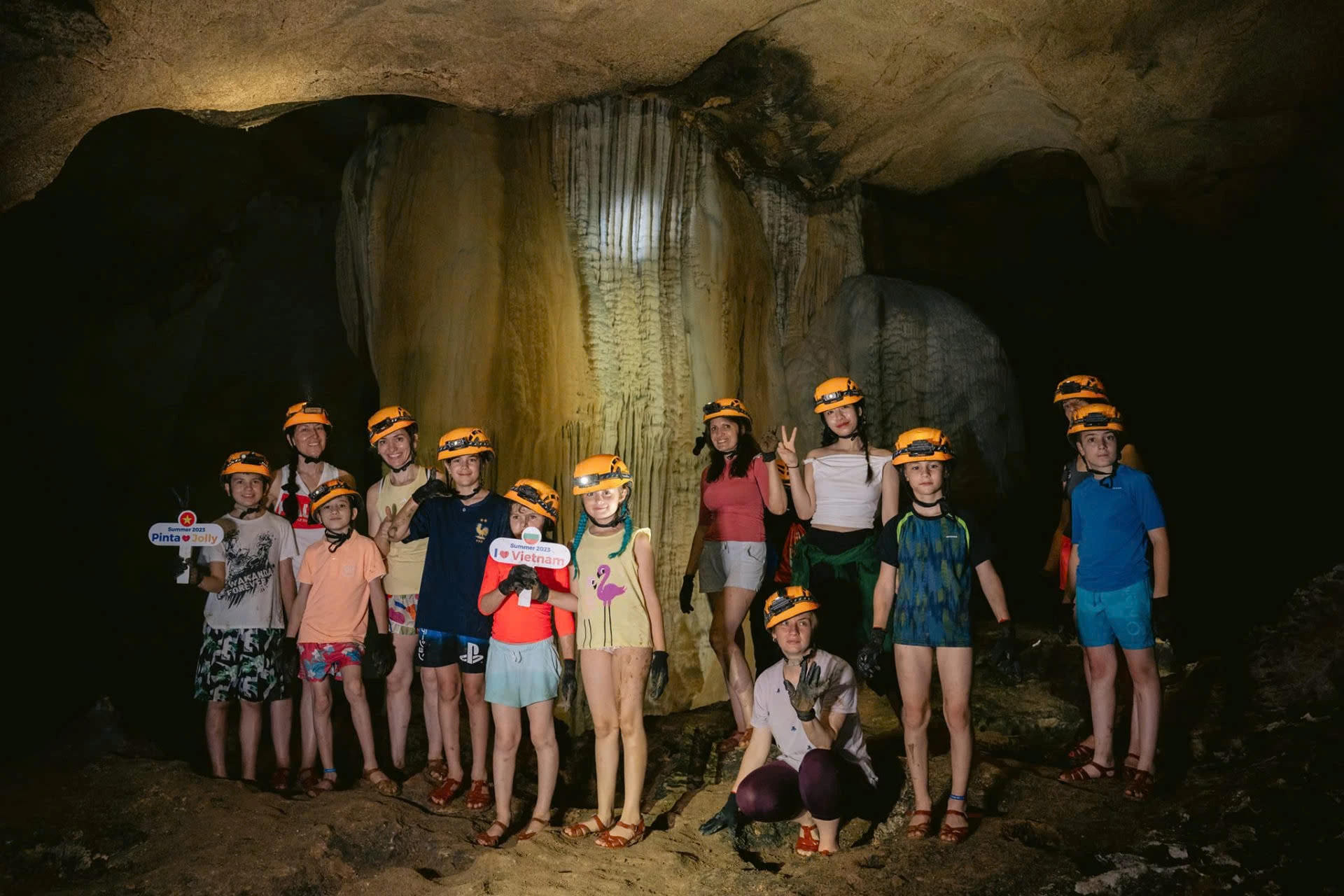 Đoàn học sinh tham gia Viet Nam Summer Camp 2023 khám phá hang Chà Lòi - Ảnh: D.H 