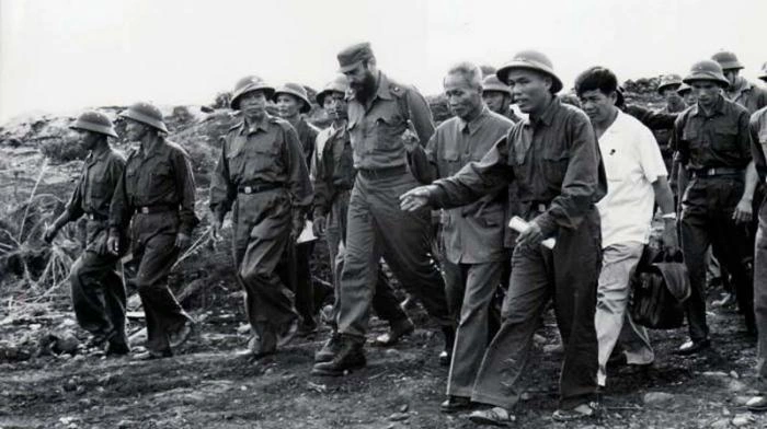 Lãnh tụ Cuba Fidel Castro vào thăm vùng mới giải phóng ở Quảng Trị năm 1973 (Ảnh: Granma).