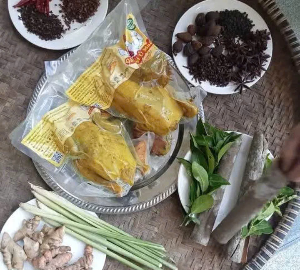  Sản phẩm gà đồi ủ muối thảo mộc xóm Hoang (xã Tuyên Phú) có chất lượng thơm ngon - Ảnh: L.M	