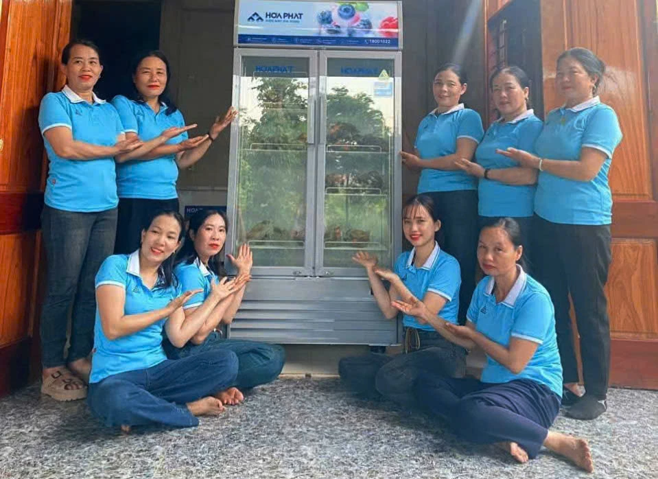 Các thành viên Tổ hợp tác Gà đồi ủ muối thảo mộc xóm Hoang được cải thiện thu nhập nhờ sản phẩm gà đồi ủ muối.