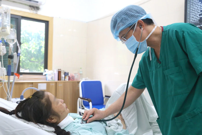 Bác sỹ theo dõi tình trạng sức khỏe cho bệnh nhân sau ca ghép. (Ảnh: PV/Vietnam+)