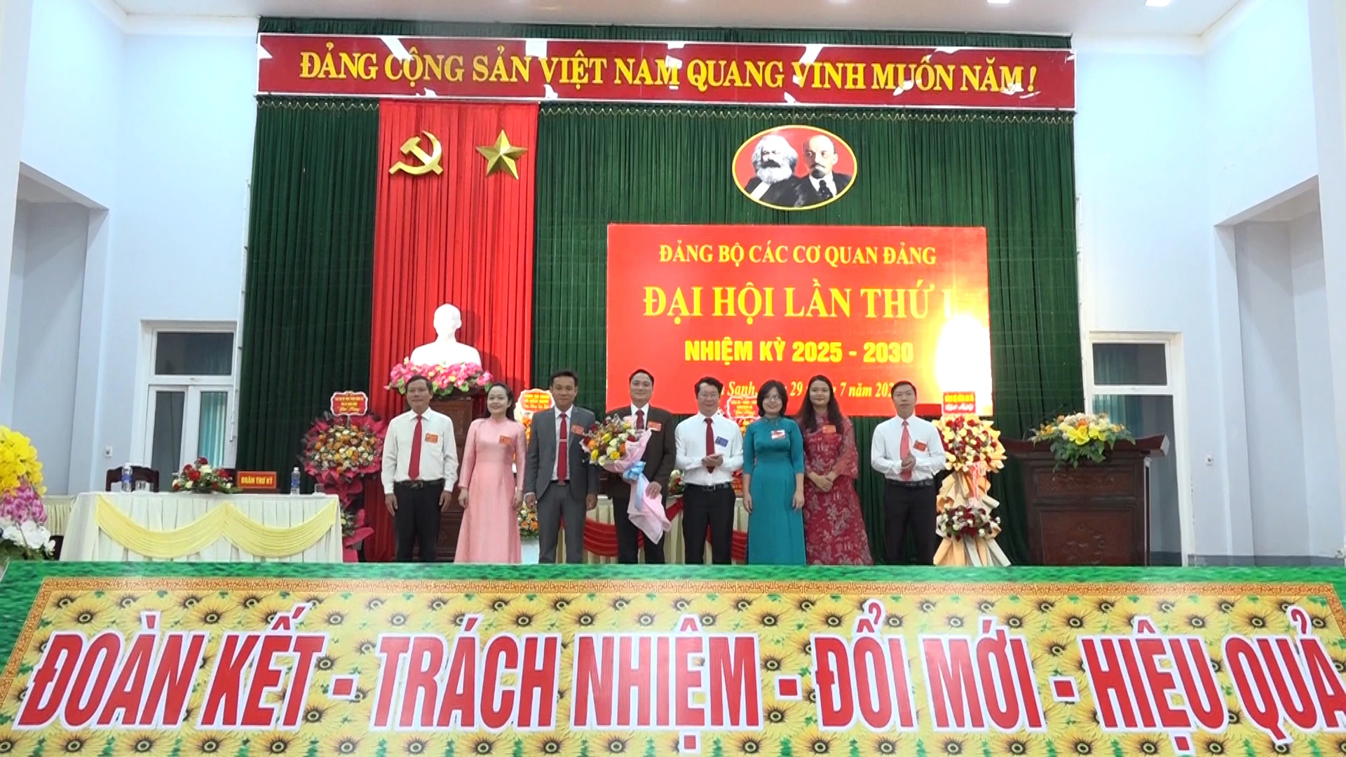 Bí thư Đảng ủy xã Diên Sanh Trương Chí Hiếu tặng hoa chúc mừng BCH Đảng bộ các cơ quan Đảng xã nhiệm kỳ 2025-2030 - Ảnh: Quang Giang