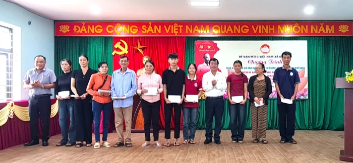 Xã Gio Linh: Trao 94 suất quà cho gia đình chính sách