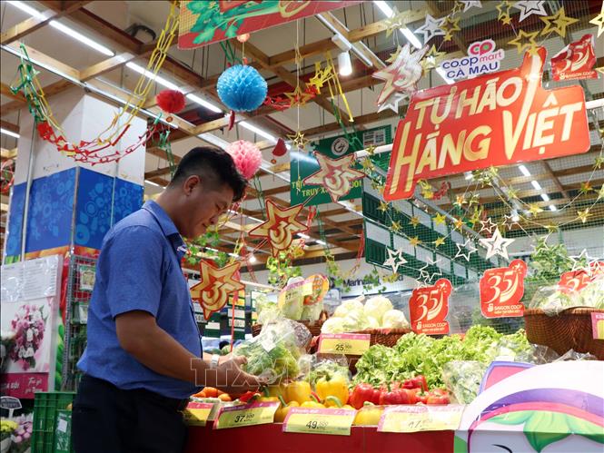 Người dân mua sắm hàng Việt tại Siêu thị Co.opmart Cà Mau. Ảnh: Kim Há/TTXVN