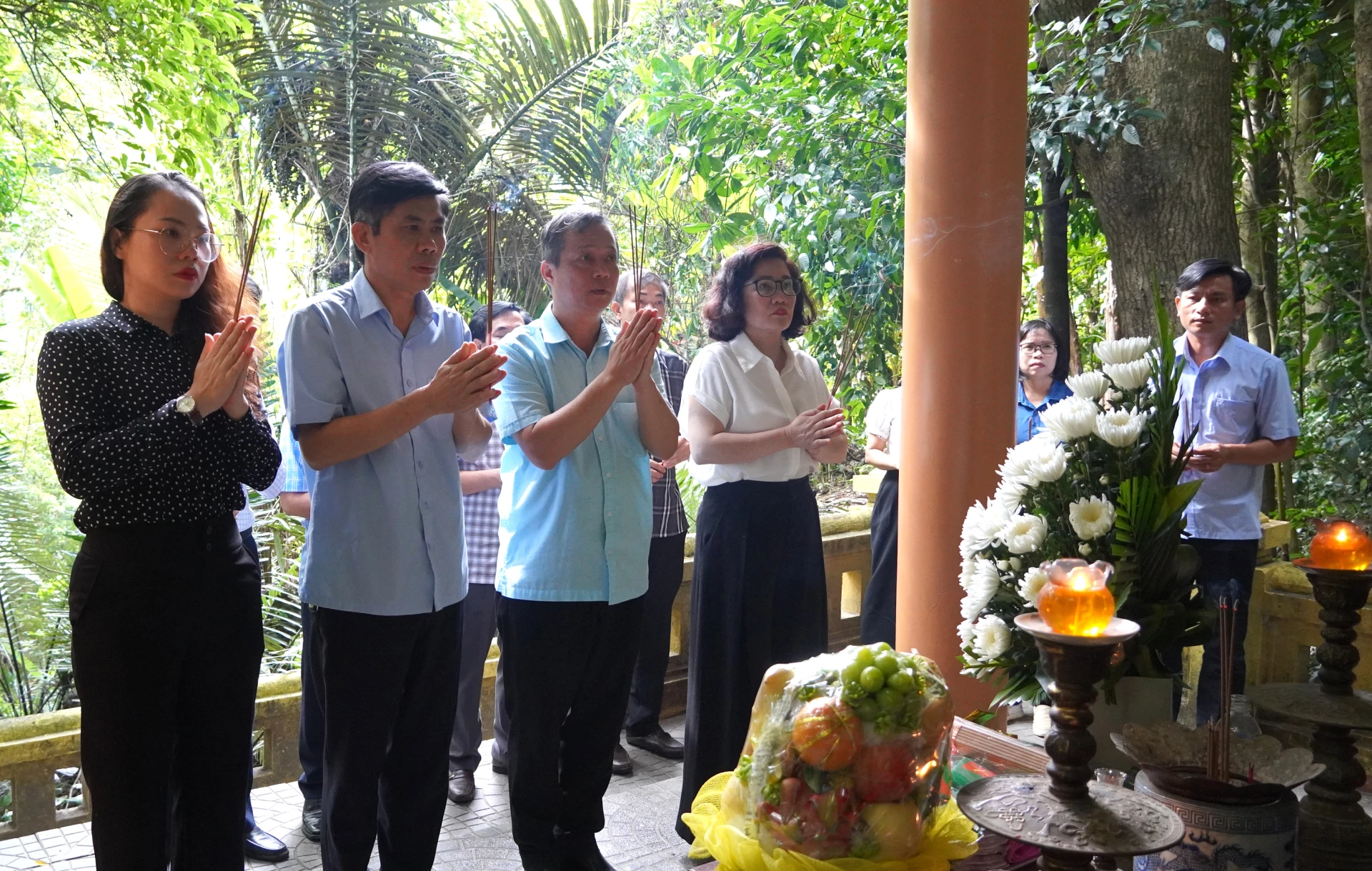 Đoàn công tác dâng hương tại hang Y tá. Ảnh: HT