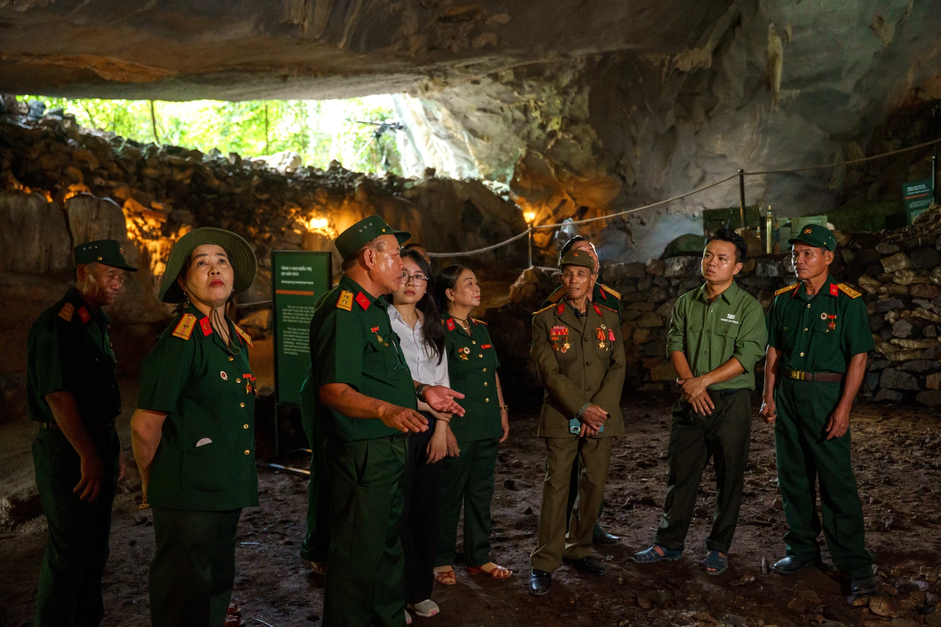 Du khách trải nghiệm sản phẩm du lịch tìm hiểu lịch sử Đường Trường Sơn huyền thoại - Hang Chỉ Huy - Ảnh: T.Đ