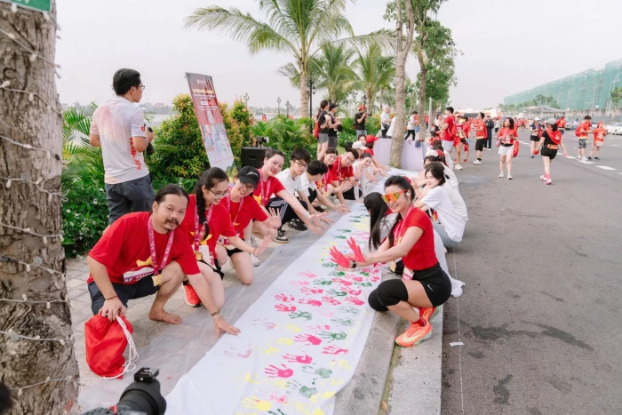 Bức tranh "Hoa tay" lan tỏa hành động vì tương lai xanh, giảm rác thải nhựa