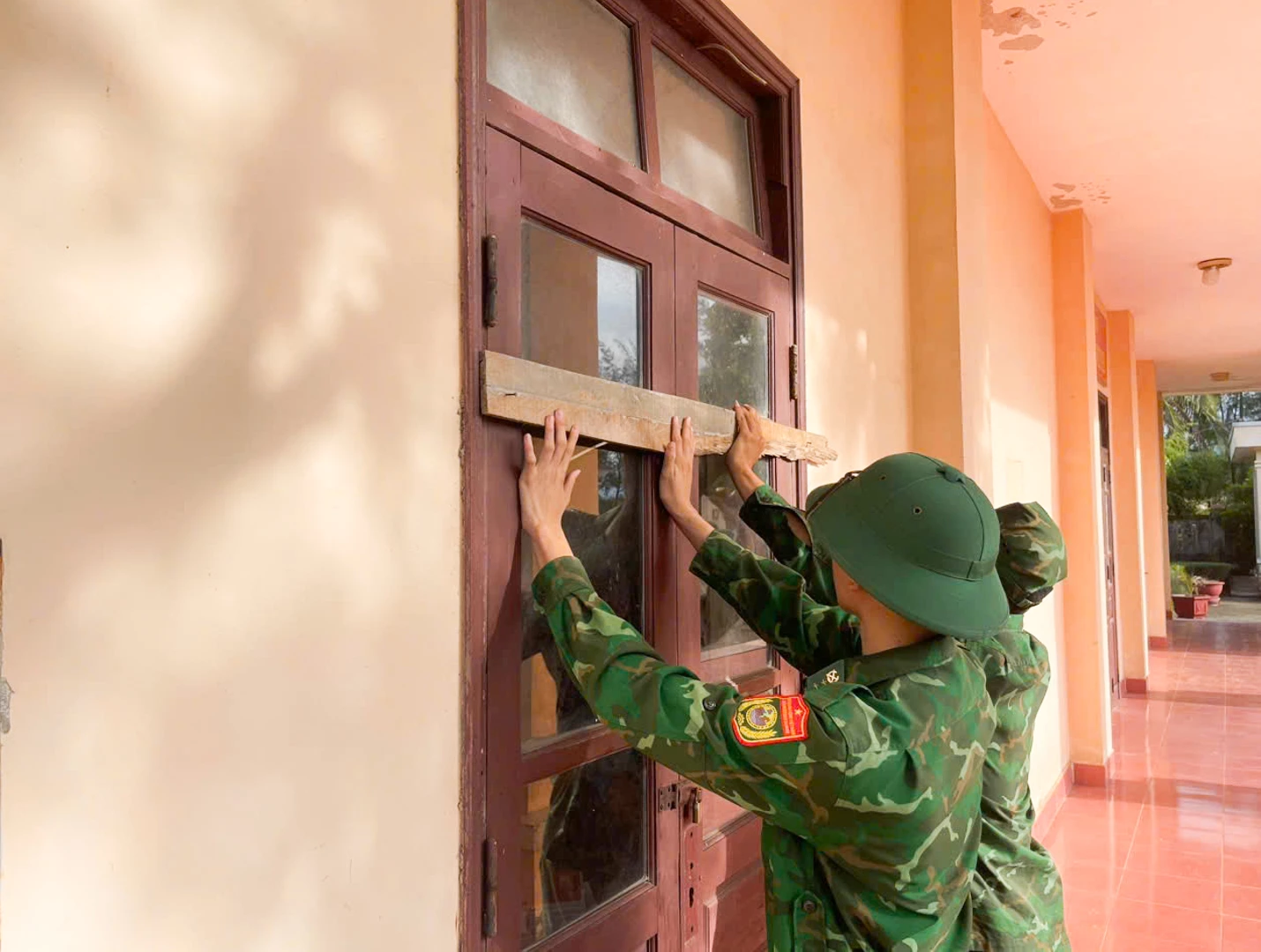 Lực lượng Đồn Biên phòng Hướng Phùng chằng chống nhà cửa bảo đảm an toàn trước bão số 5