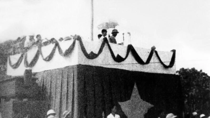 Chủ tịch Hồ Chí Minh đọc Tuyên ngôn Độc lập, sáng 2/9/1945. (Ảnh: TTXVN)