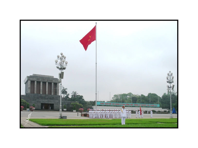 Bà Dominique chia sẻ: Là người Pháp, tôi đến Hà Nội lần đầu như một người ngoại quốc. Nhưng đứng trước quảng trường Ba Đình, đối diện Lăng Chủ tịch Hồ Chí Minh, tôi không còn cảm giác mình là “khách”. Đứng trước Lăng của Người, tôi cảm nhận được một điều vượt lên khỏi chính trị hay thời cuộc: đó là sự kính trọng sâu sắc của cả một dân tộc dành cho một người mà họ tin tưởng tuyệt đối.