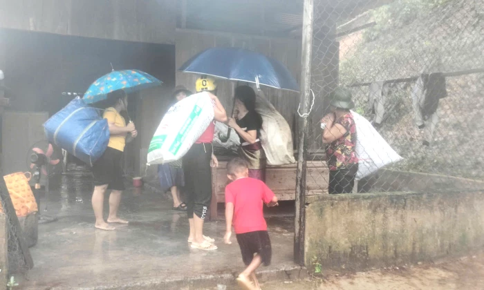 Sơ tán dân tránh sạt lở đất ở thôn Cù Bai, xã Hướng Lập