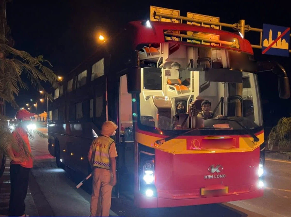 Lực lượng Cảnh sát giao thông kiểm tra xe vận tải hành khách.Ảnh: B.T