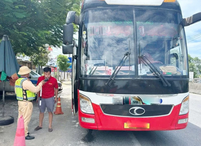 Cao điểm xử lý vi phạm phương tiện kinh doanh vận tải trên tuyến đường bộ và đường thủy nội địa