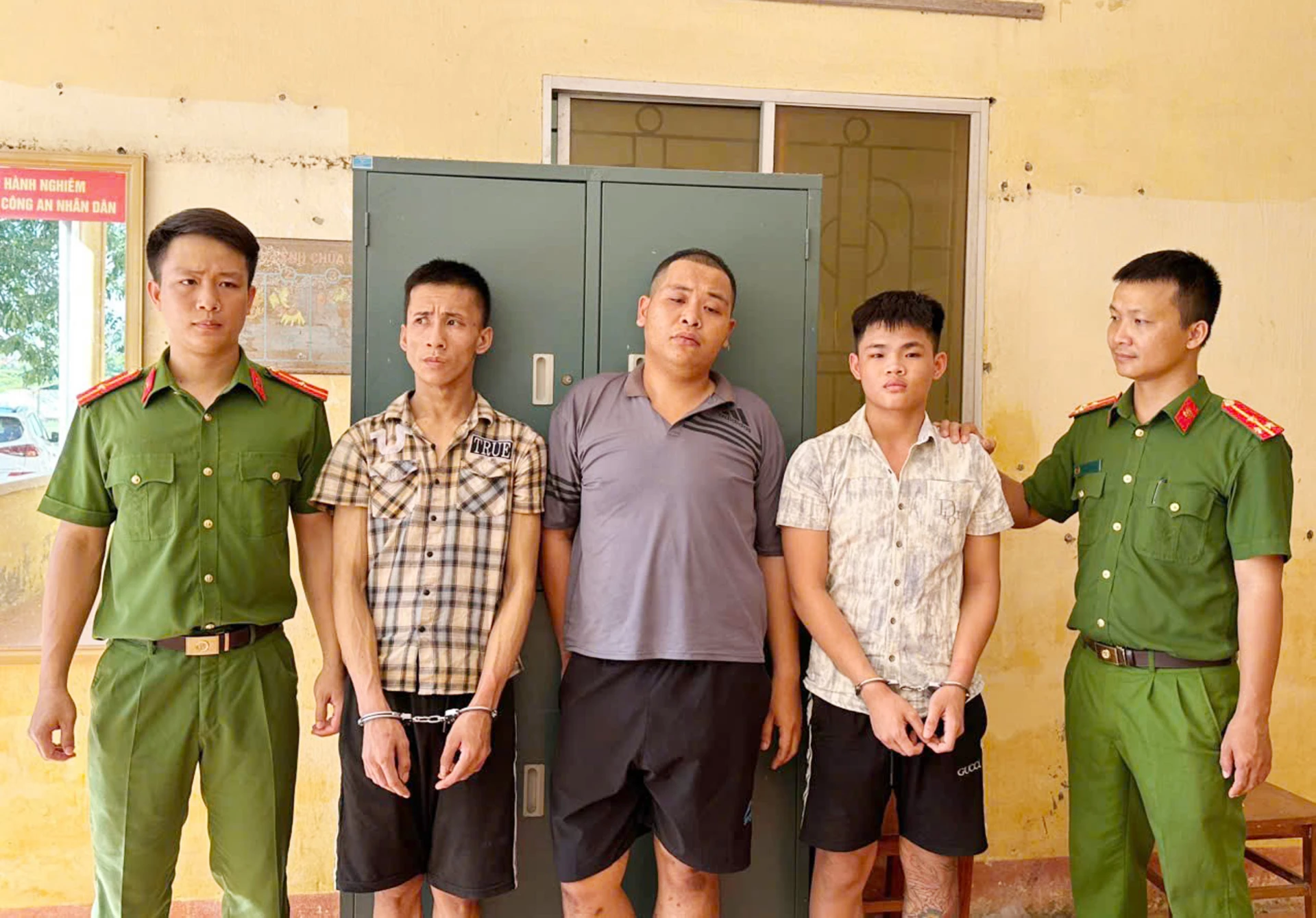 Công an xã Trường Ninh phát hiện và bắt giữ các đối tượng có nghi vấn sử dụng, tàng trữ...ma túy. Ảnh: Đ.T
