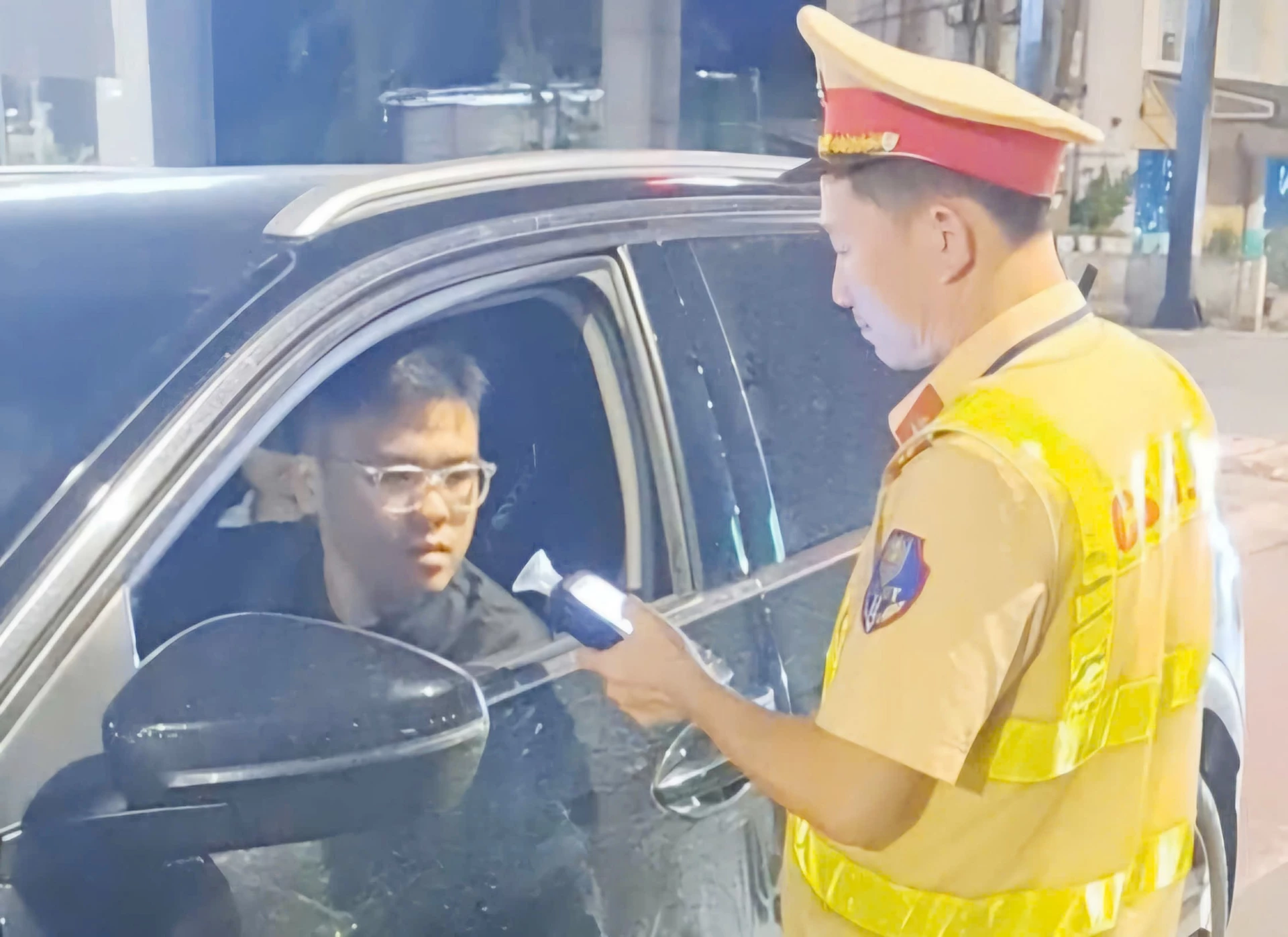 Việc kiểm tra nồng độ cồn đối với người điều khiển phương tiện tiếp tục được tăng cường thực hiện. Ảnh: B.T