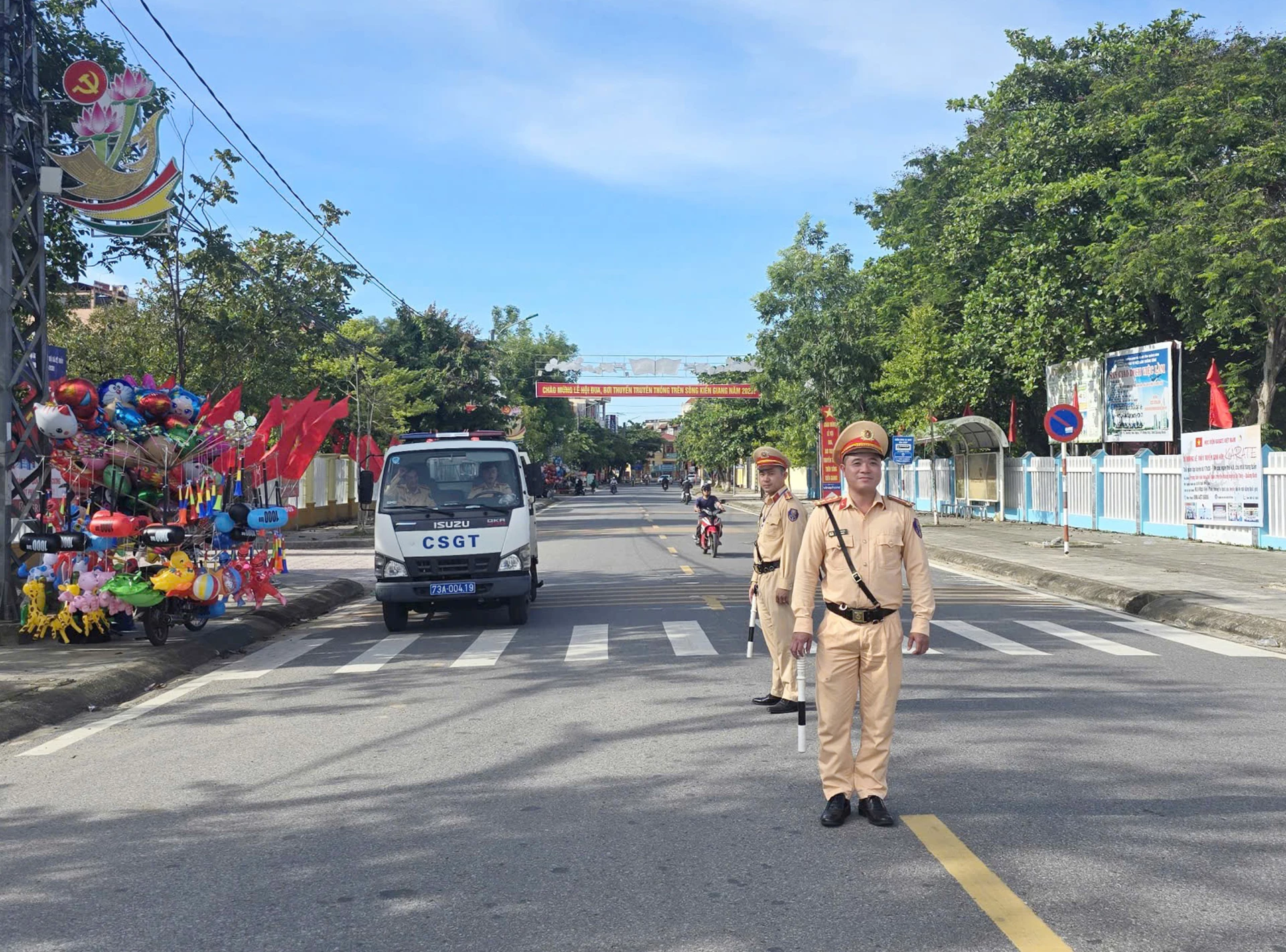 Lực lượng CSGT chủ động phối hợp với các trường trên địa bàn bảo đảm an toàn giao thông trước cổng trường học.