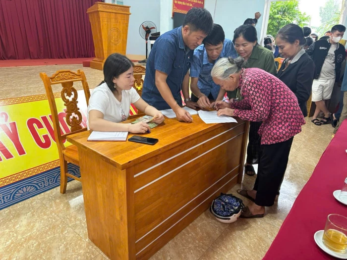 Gần 19 nghìn người dân ở xã Kim Phú nhận quà mừng Tết Độc lập