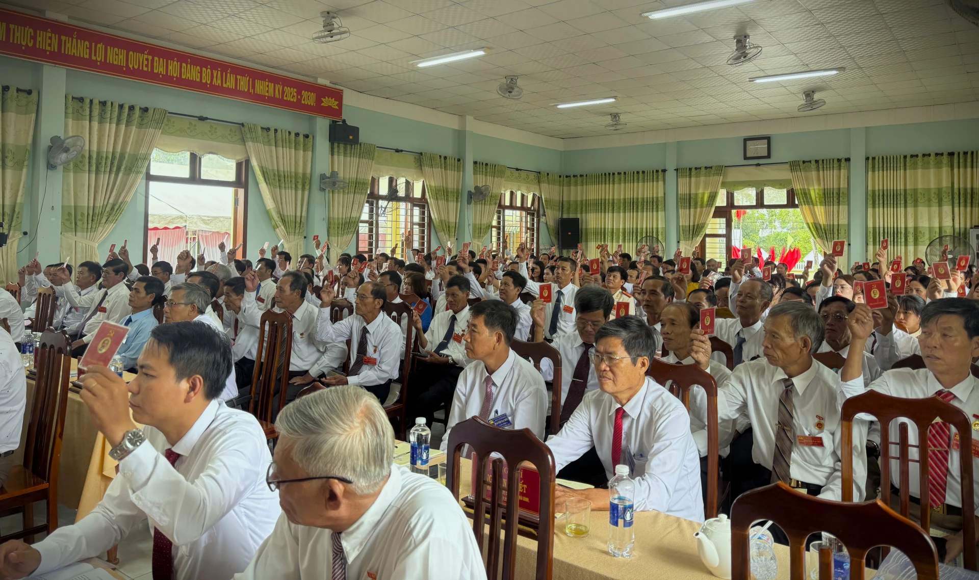 Các đại biểu biểu quyết thông qua Nghị quyết Đại hội