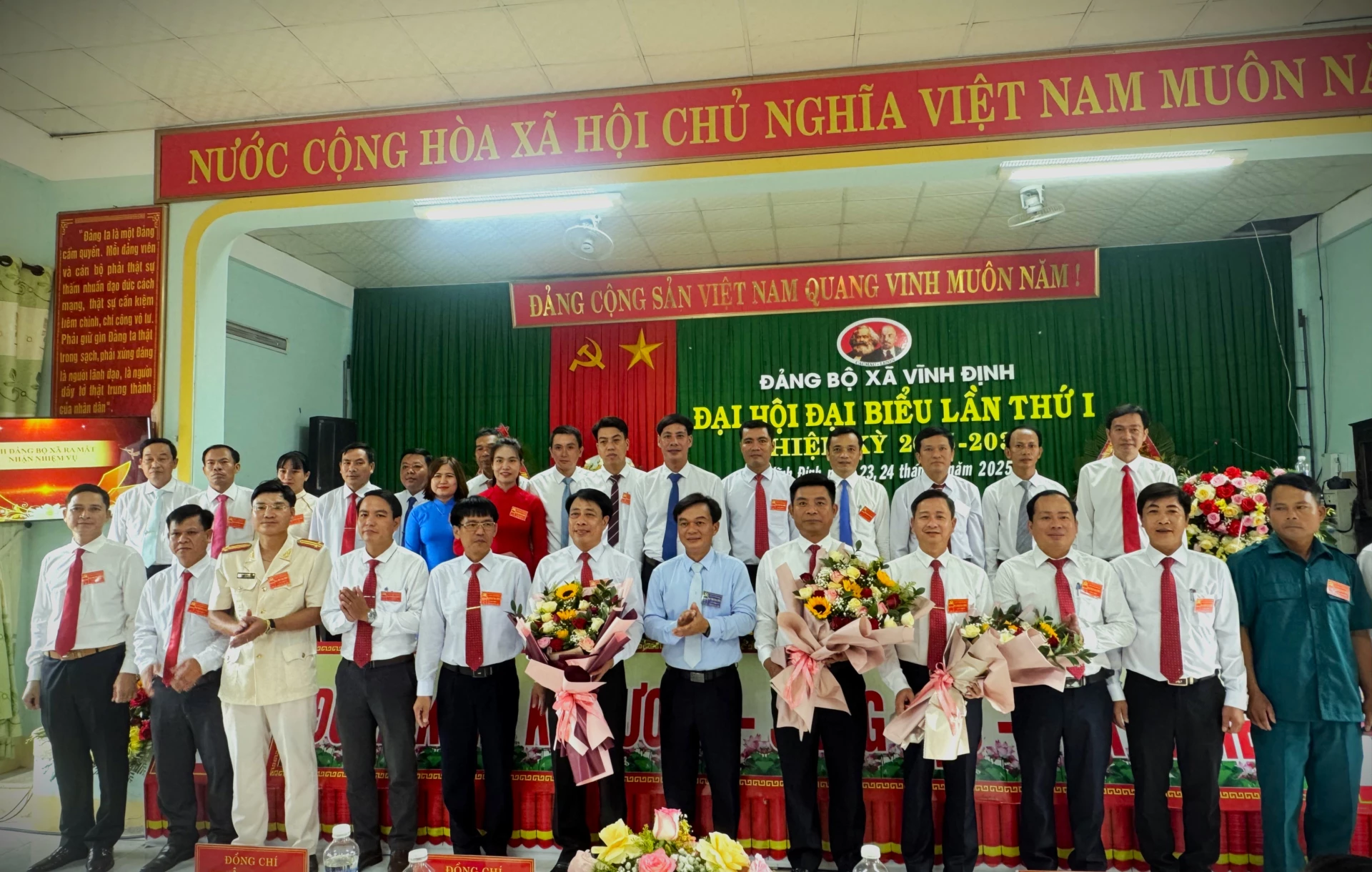 Phó Chủ tịch Thường trực HĐND tỉnh Nguyễn Chiến Thắng tặng hoa chúc mừng BCH Đảng bộ xã Vĩnh Định nhiệm kỳ mới