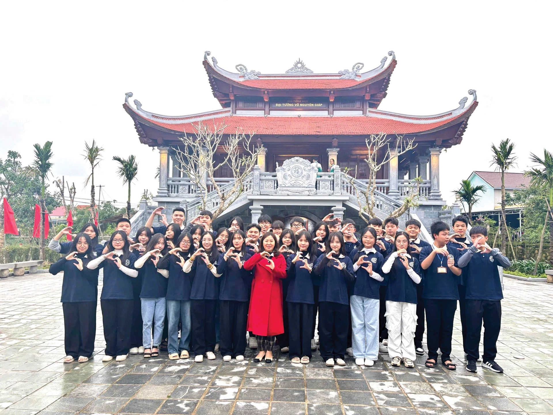 Nhiều trường học tổ chức giáo dục truyền thống cách mạng tại các di tích lịch sử, địa chỉ đỏ - Ảnh: T.A