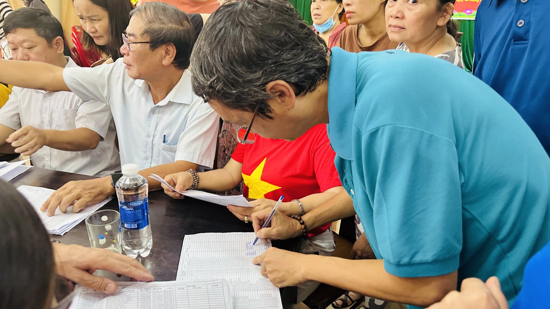 Nguời dân phấn khởi ký nhận quà tặng từ Đảng và Nhà nước Người dân vui mừng, phấn khởi khi được nhận quà tặng của Đảng và Nhà nước nhân dịp kỷ niệm 80 năm Cách mạng tháng Tám thành công và Quốc khánh 2/9. Ảnh: B.N