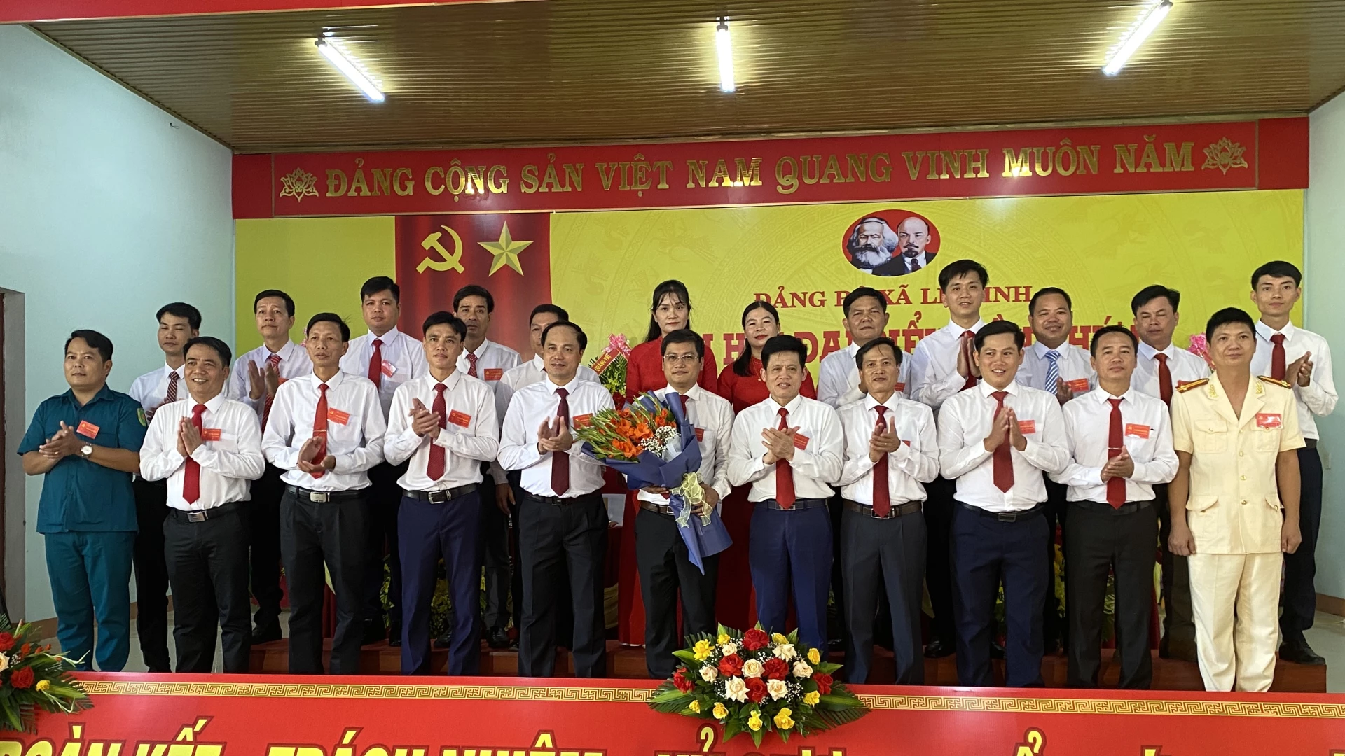 Lãnh đạo tỉnh tặng hoa chúc mừng Ban Chấp hành Đảng bộ xã Lệ Ninh, nhiệm kỳ 2025-2030 - Ảnh: H.N