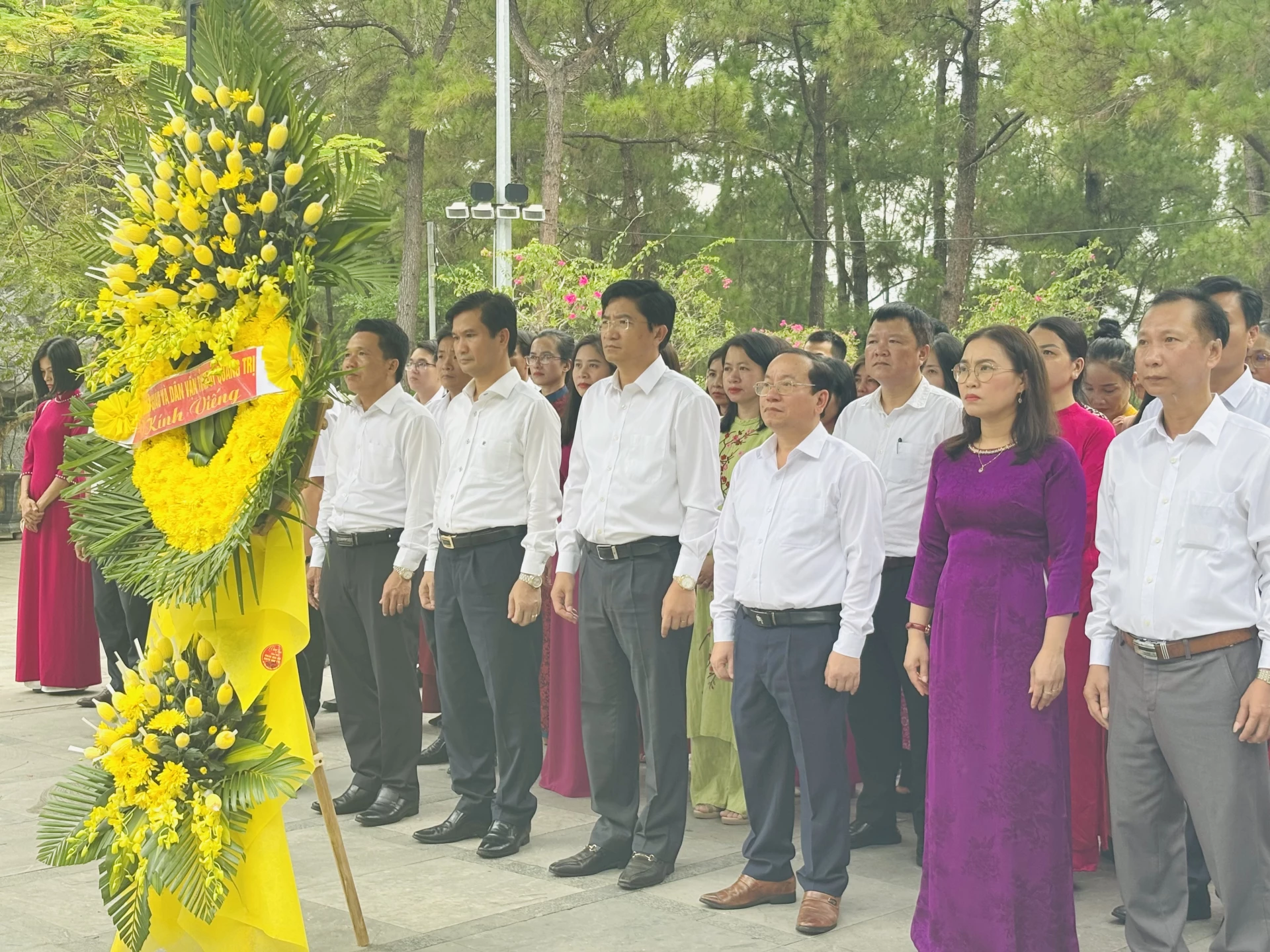 Đoàn công tác dâng hương, dâng hoa tại Nghĩa trang liệt sĩ Quốc gia Trường Sơn