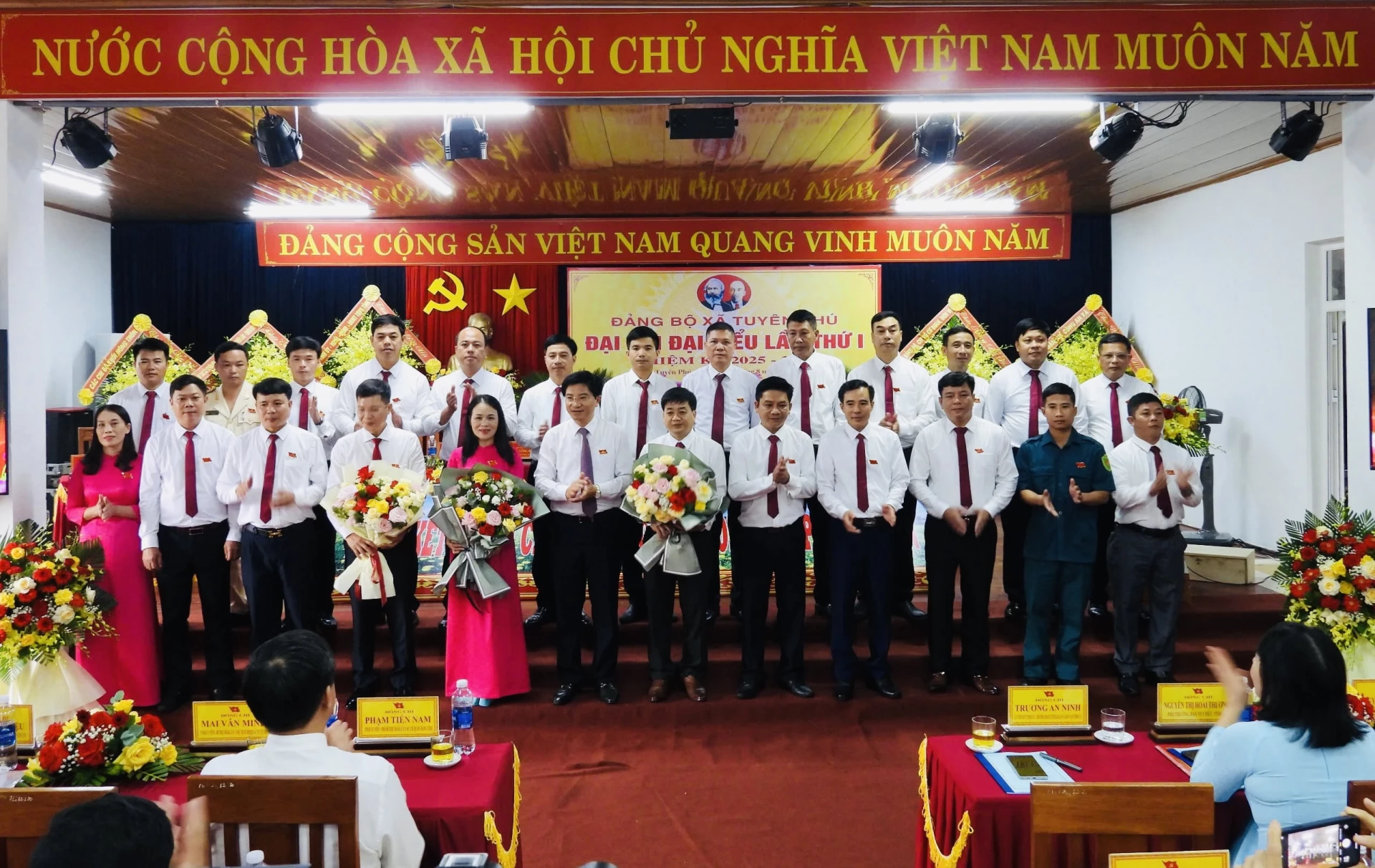 Lãnh đạo tỉnh tặng hoa chúc mừng Ban chấp hành Đảng bộ xã Tuyên Phú, nhiệm kỳ 2025 – 2030 - Ảnh: K.H