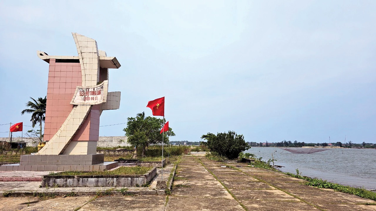 Tượng đài Bến đò Tùng Luật -Ảnh: H.N.K