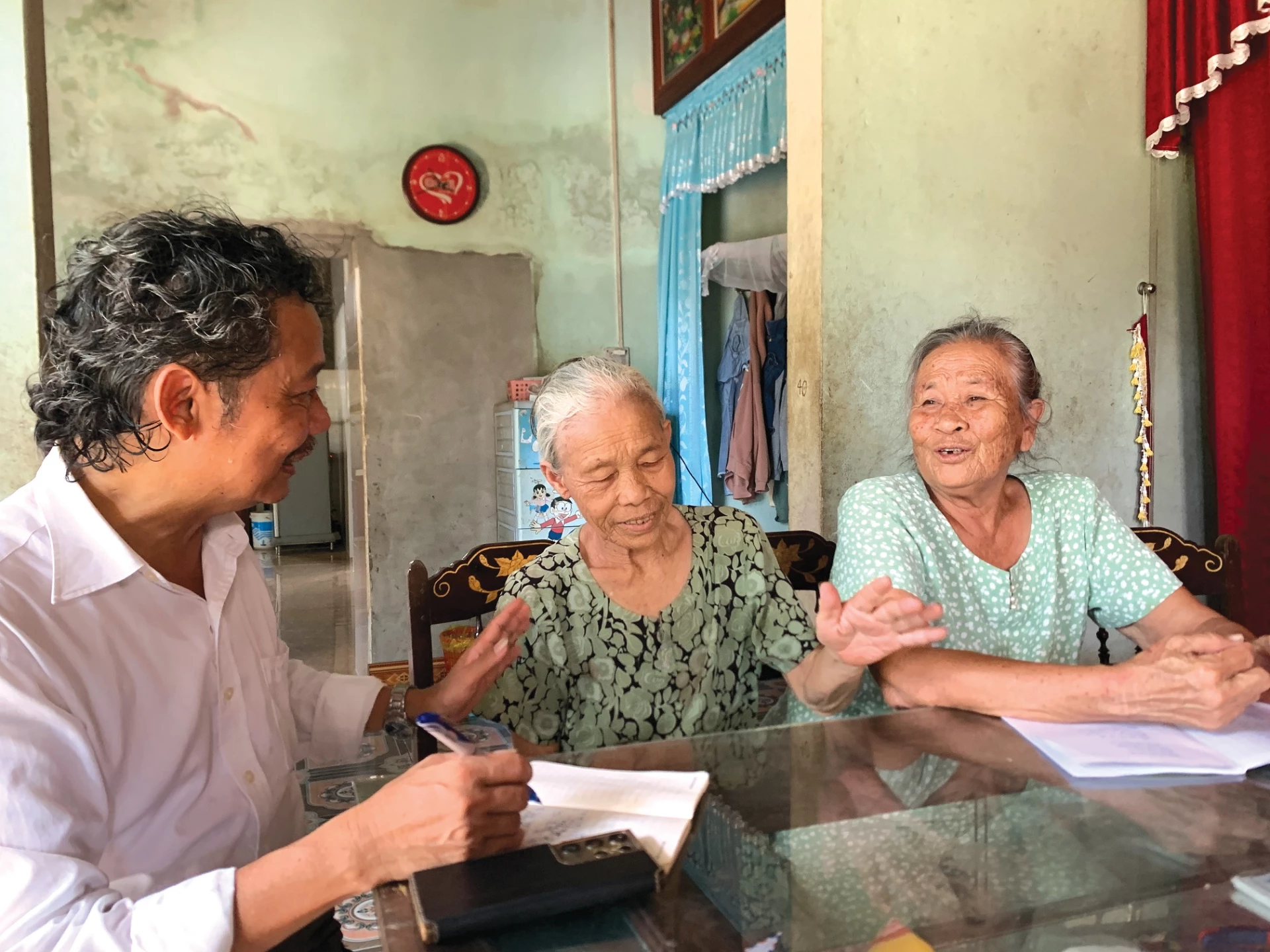 Bà Thọ và bà Thí kể về cuộc đời hoạt động cách mạng của mình -Ảnh: H.N.K