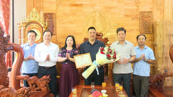 Phường Nam Đông Hà: Khen thưởng công dân tự nguyện hiến đất làm đường