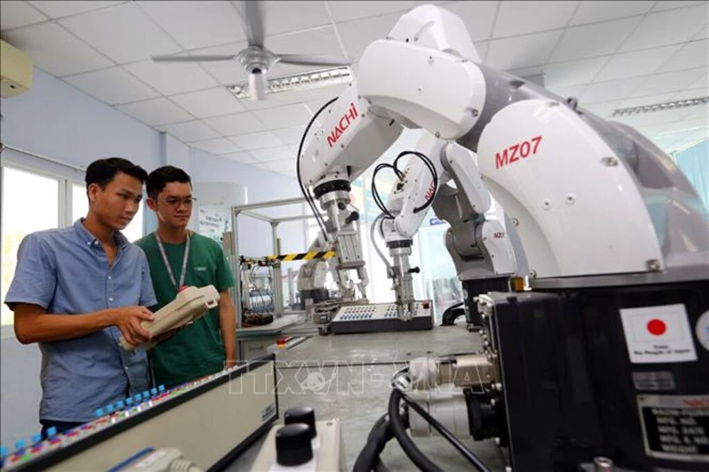 Các học viên thực hành lập trình và vận hành Robot tại Trung tâm Đào tạo khu công nghệ cao Thành phố Hồ Chí Minh. Ảnh minh họa: TTXVN phát