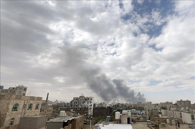 Khói bốc lên từ địa điểm ở Sanaa, Yemen sau cuộc không kích của Israel, ngày 6/5/2025. Ảnh: THX/TTXVN