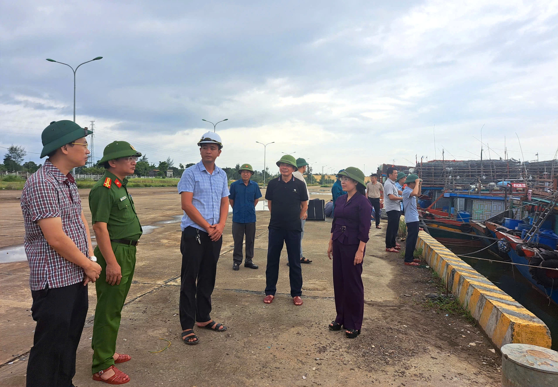 Đồng Hới đã kêu gọi tổng số 1.222 phương tiện với 4.653 thuyền viên vào bờ. Ảnh: H.Tr.