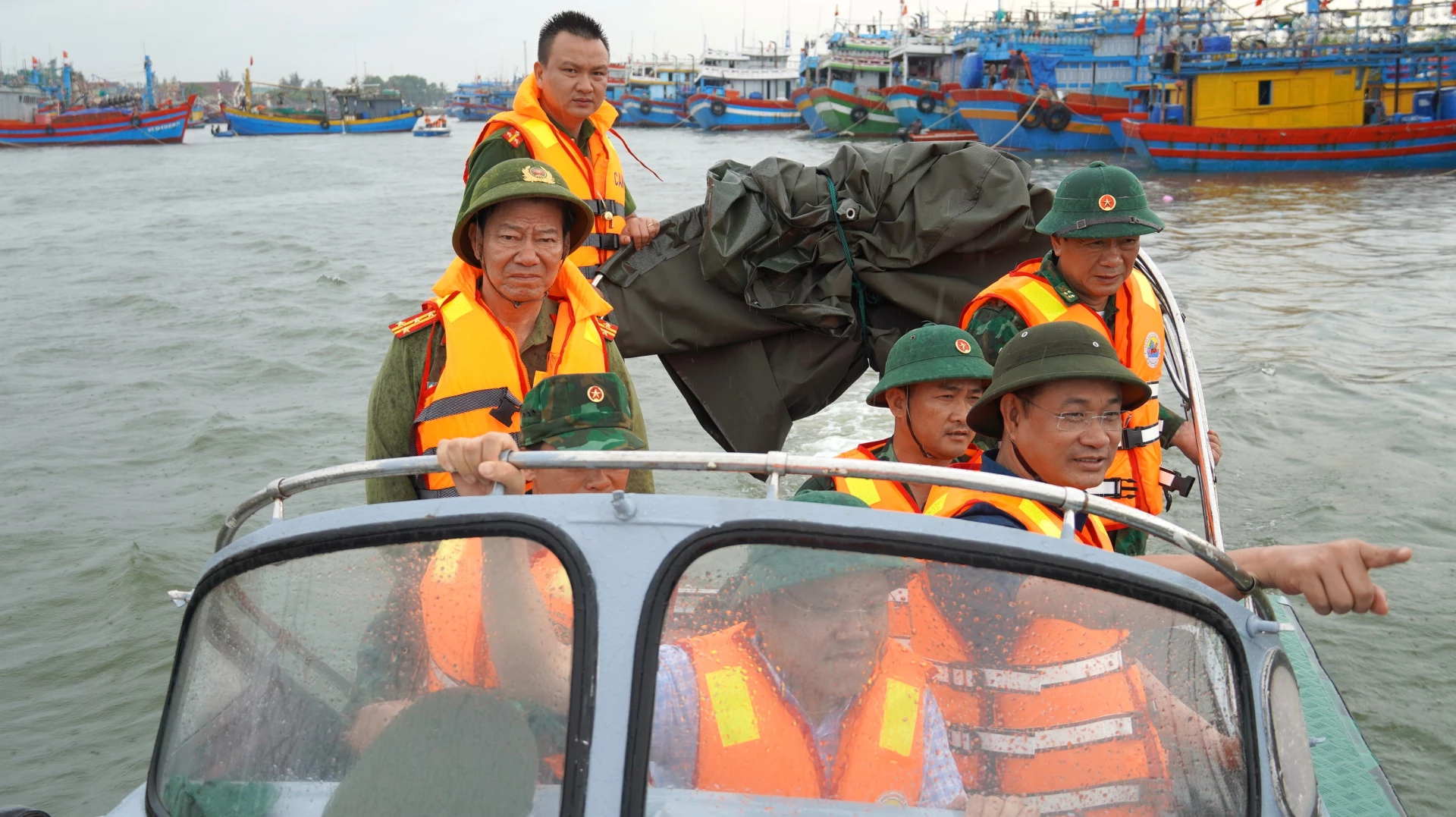 Bí thư Tỉnh ủy kiểm tra khu neo đậu tàu thuyền Nam Cửa Việt