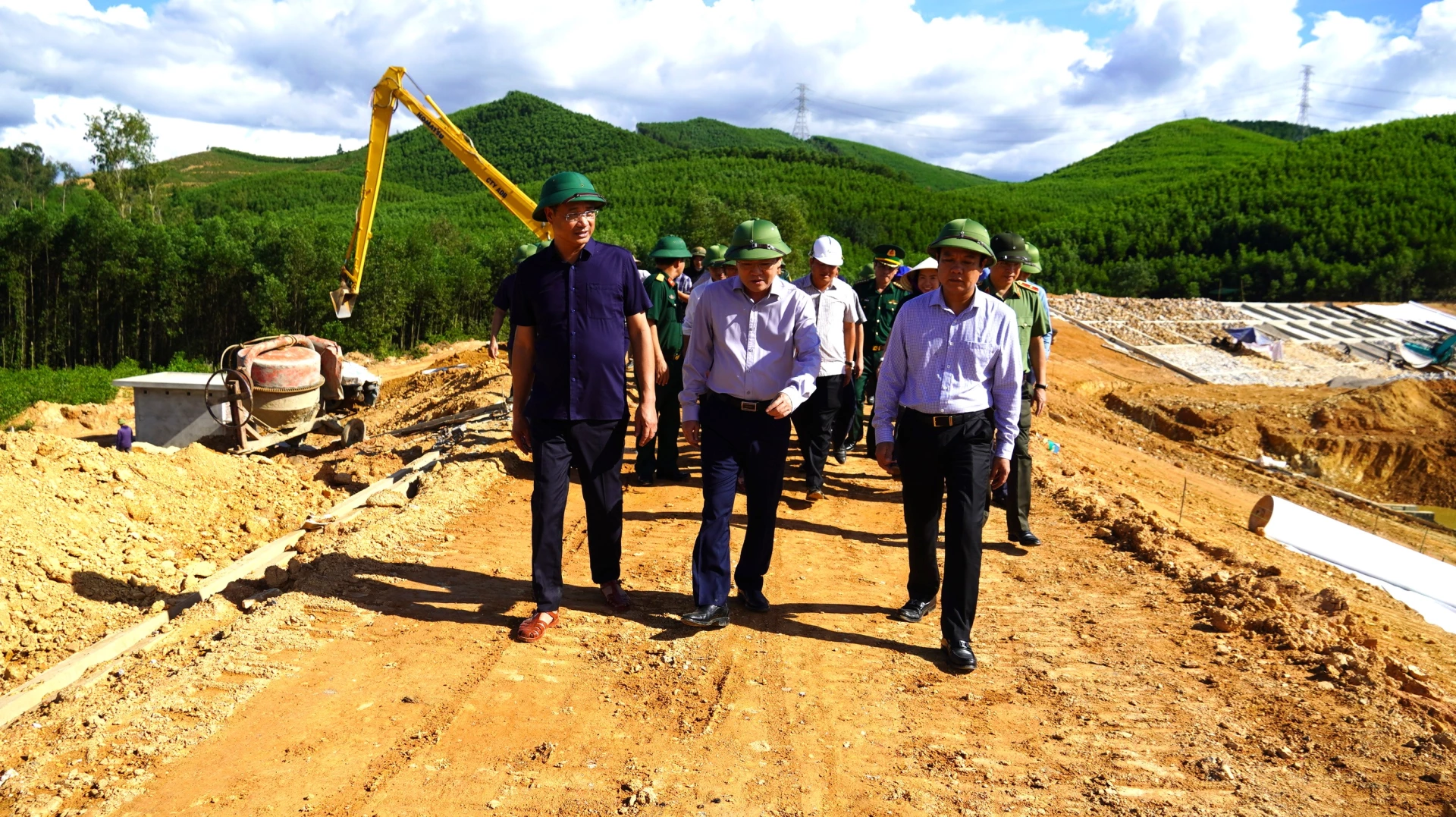 Bí thư Tỉnh ủy kiểm tra tiến độ thi công tại công trình thủy lợi Hồ Troóc Vực - Ảnh: QV