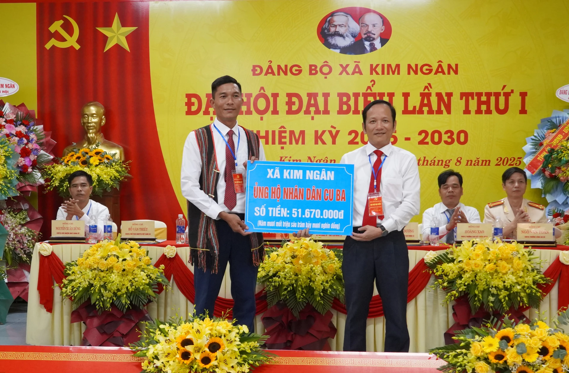 Trao biển tượng trưng ủng hộ Nhân dân Cuba - Ảnh: N.H
