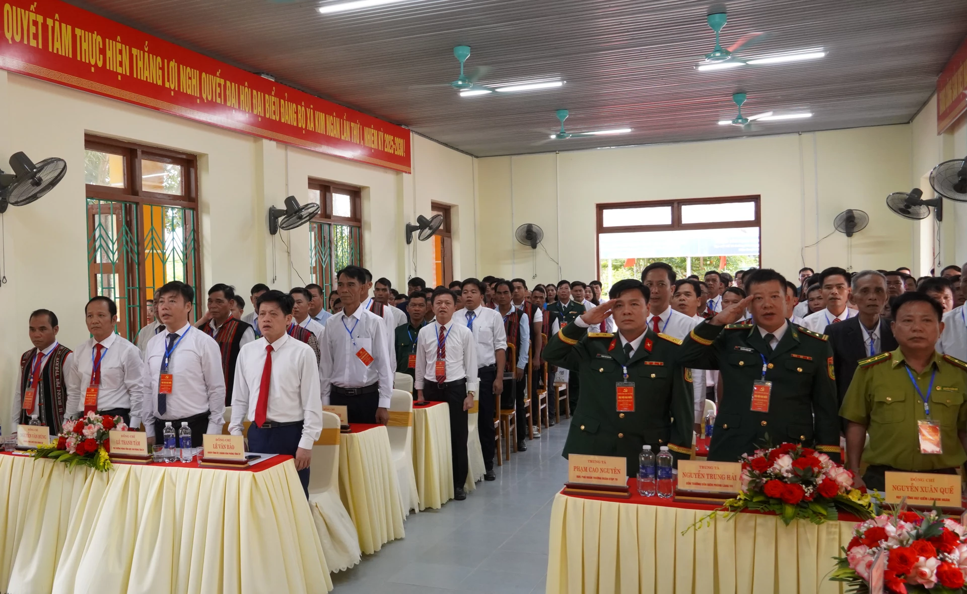 Đại biểu dự đại hội thực hiện nghi thức chào cờ - Ảnh: N.H 