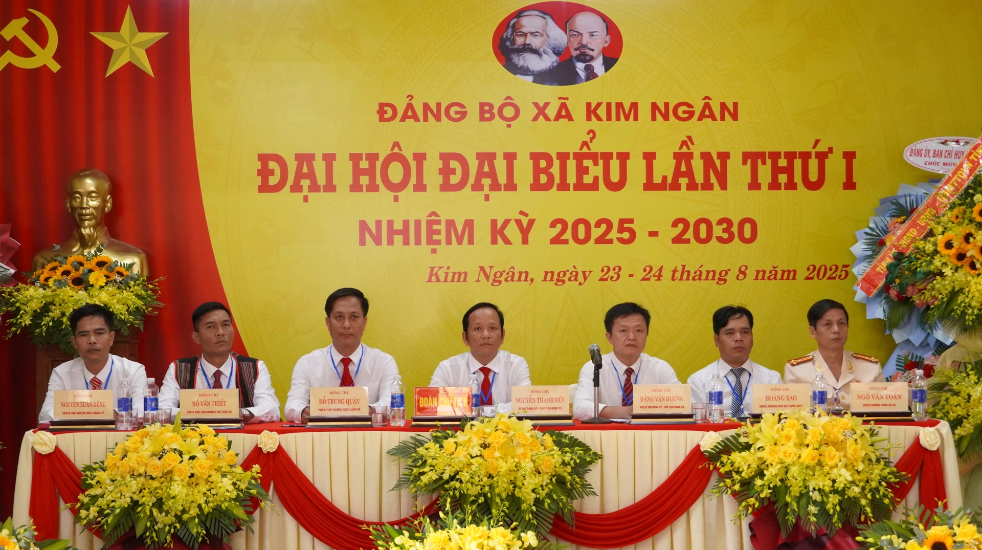 Đoàn chủ tịch điều hành đại hội - Ảnh: N.H