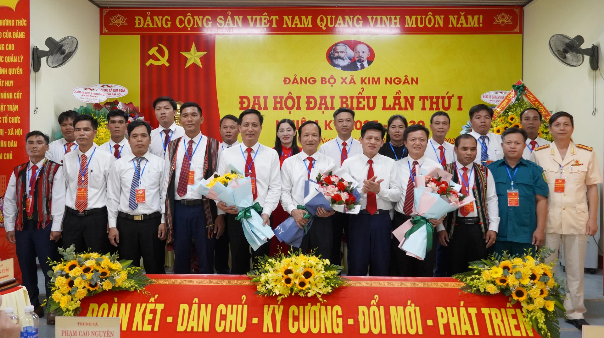 Chánh Văn phòng Tỉnh ủy Lê Văn Bảo tặng hoa chúc mừng Ban Chấp hành Đảng bộ xã Kim Ngân, nhiệm kỳ 2025 - 2030 - Ảnh: N.H