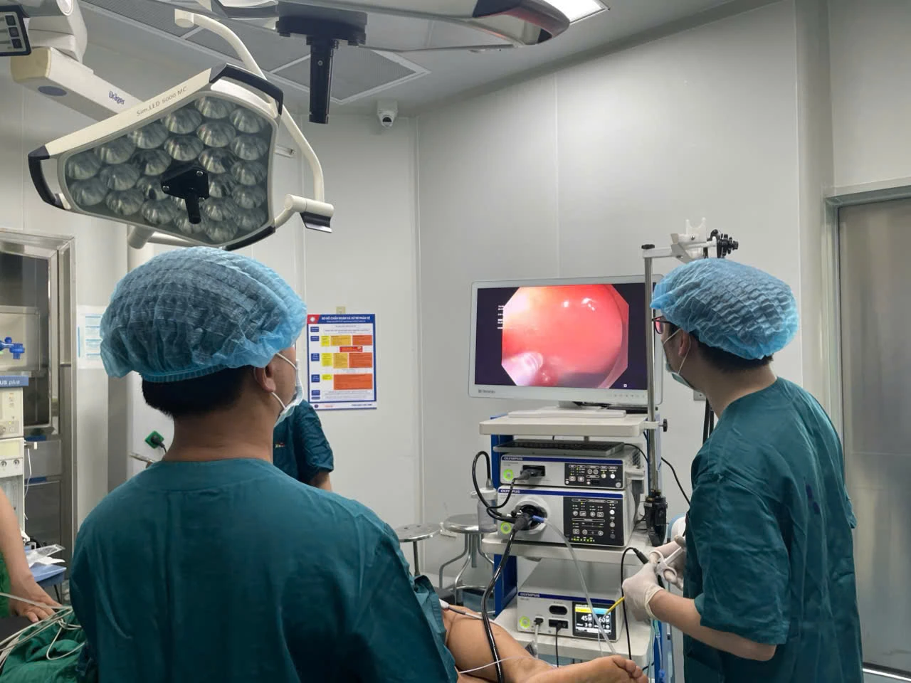 Kỹ thuật cắt tách dưới niêm mạc ống tiêu hóa giúp người bệnh bảo tồn toàn bộ dạ dày, đại tràng - Ảnh: Khoa Nội Tiêu hóa - HHLS