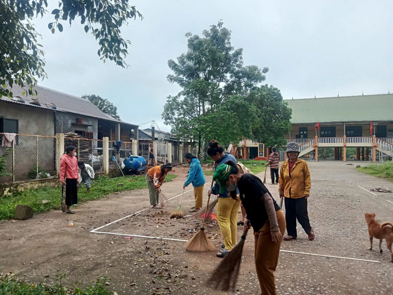 Người dân xã La Lay tích cực chỉnh trang nông thôn mới - Ảnh: H.N