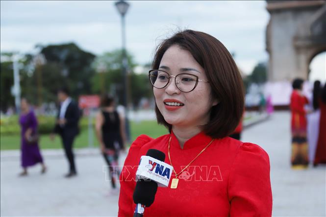 Chị Nguyễn Thị Tám Năm, người Việt tại Lào bày tỏ lòng biết ơn sâu sắc đối với các thế hệ cha ông đã hy sinh xương máu, dâng hiến cả cuộc đời để bảo vệ nền độc lập, tự do cho Tổ quốc hôm nay. Ảnh: Xuân Tú/PV TTXVN tại Lào