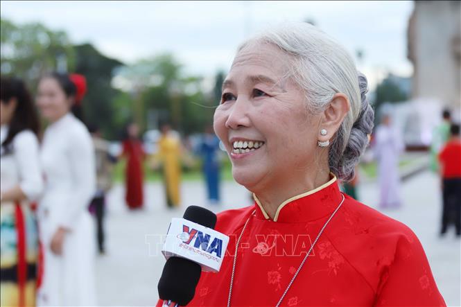 Bà Hoàng Thị Hoa, kiều bào tại Lào cảm thấy vô cùng vui mừng và bồi hồ khi được tham gia sự kiện. Ảnh: Xuân Tú/PV TTXVN tại Lào
