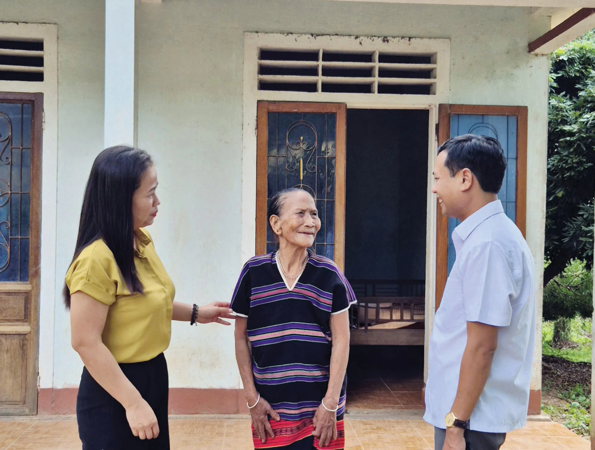 Dũng sĩ diệt Mỹ Giã Vừng (giữa) luôn truyền “lửa” cách mạng cho thế hệ trẻ - Ảnh: K.S