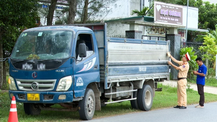 Cảnh sát giao thông Quảng Trị tước 21 giấy phép lái xe trong một ngày
