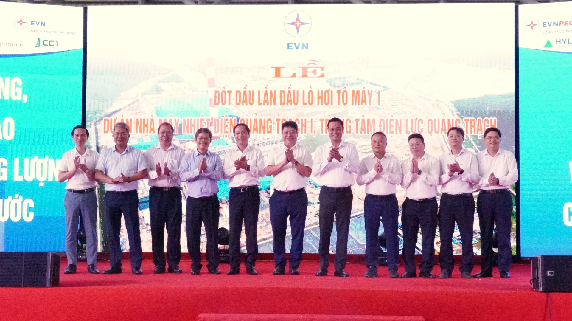 Các đại biểu chụp ảnh lưu niệm - Ảnh: QV