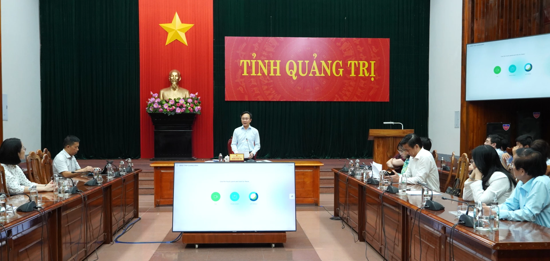 Phó Chủ tịch UBND tỉnh Hoàng Xuân Tân lưu ý một số nhiệm vụ cụ thể đối với ngành Giáo dục các địa phương trên địa bàn tỉnh Quảng Trị. Ảnh: H.Tr