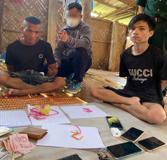 Công an xã Lìa bắt 2 đối tượng mua bán, tổ chức sử dụng ma túy